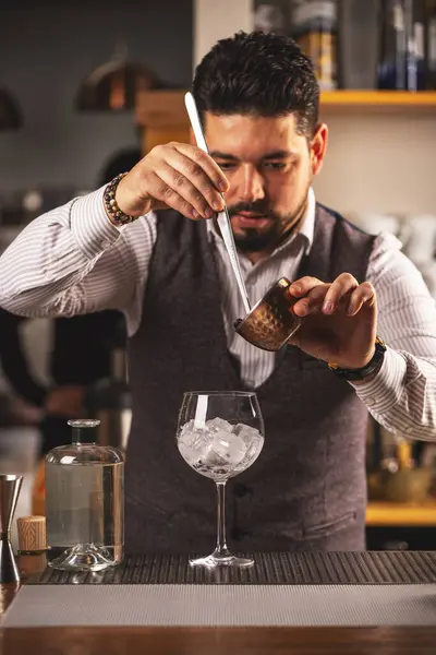 Vakkundige Barman Meet Nauwkeurig Een Drinkingrediënt Achter Bar Rechtenvrije Stockfoto's