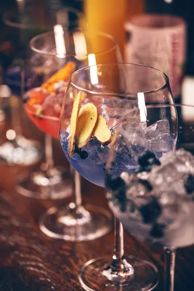 Nahaufnahme Von Gin Tonic Serviert Großen Gläsern Mit Blaubeeren Und Stockfoto