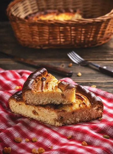 チェッカーテーブルクロスの美味しいコテージチーズパイ ロイヤリティフリーのストック画像