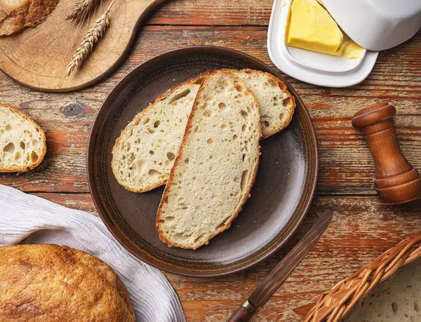 Pão Caseiro Fatiado Servido Prato Com Manteiga Capturado Cima — Fotografia de Stock