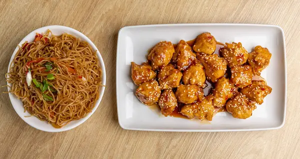 Leckeres Sesamhuhn Mit Nudeln Asiatisches Essen Stockfoto