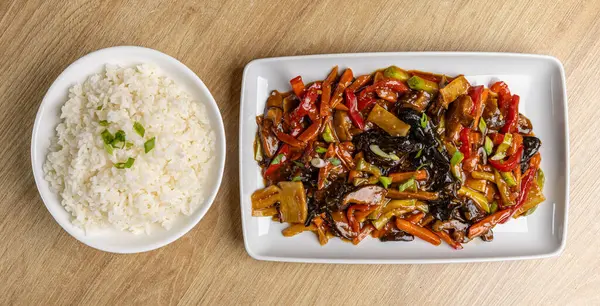 Appetitlich Buntes Gemüse Asiatischen Stil Serviert Mit Weißem Reis Auf Stockbild