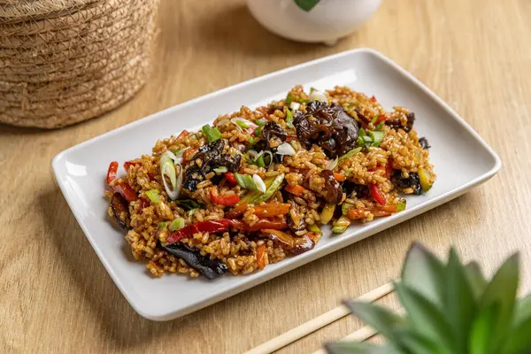 Appetitlich Gebratener Reis Mit Gemüse Asiatischen Stil Auf Dem Teller Stockfoto