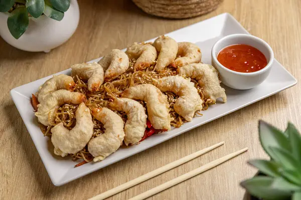 美味的亚洲炸虾 配甜辣椒酱 免版税图库图片