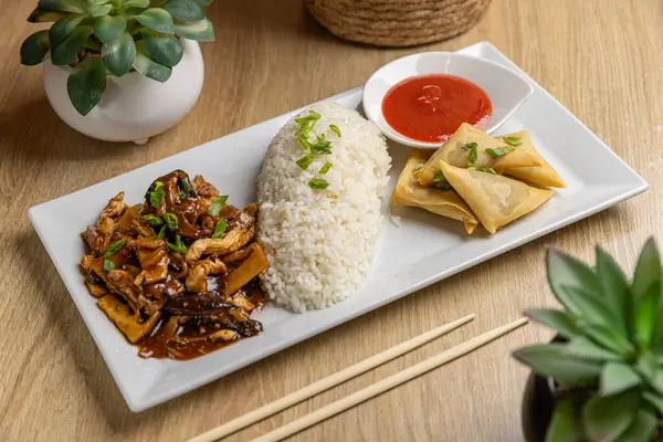 Asijská Kuchyně Talíř Rýží Smažené Maso Knedlíky Stock Fotografie