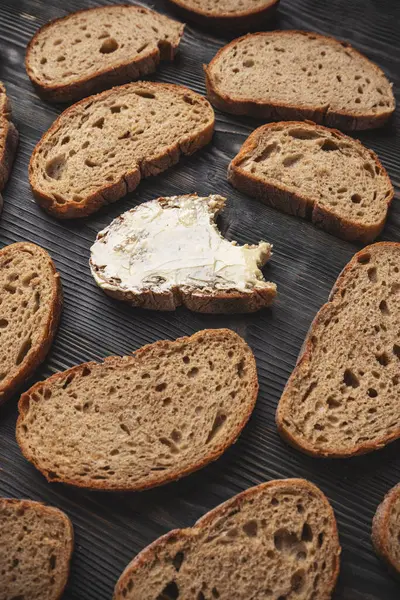 Krajíc Artisanského Chleba Máslem Dřevěném Stole Stock Snímky