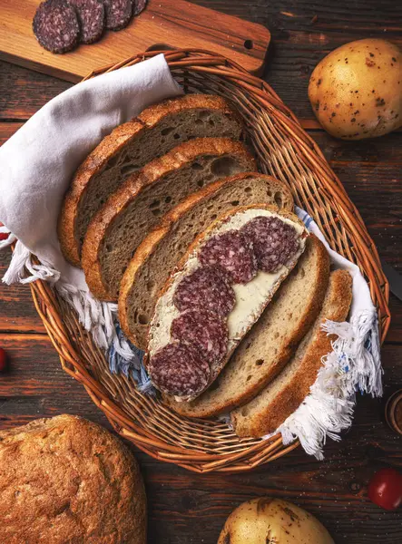 Sandwich Idee Brot Mit Butter Und Geschnittener Salami lizenzfreie Stockfotos