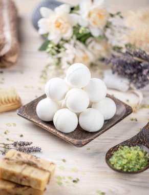 Banyo bombaları ve doğal elementlerle sakin bir spa ortamı.