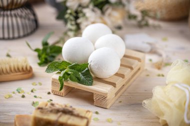 Tahta masadaki doğal malzemeli taze banyo bombaları.