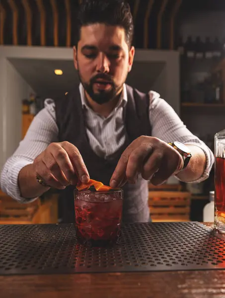 Profesyonel Barmen Titizlikle Hazırlanmış Negroni Kokteyline Portakallı Garnitür Ekliyor Telifsiz Stok Fotoğraflar
