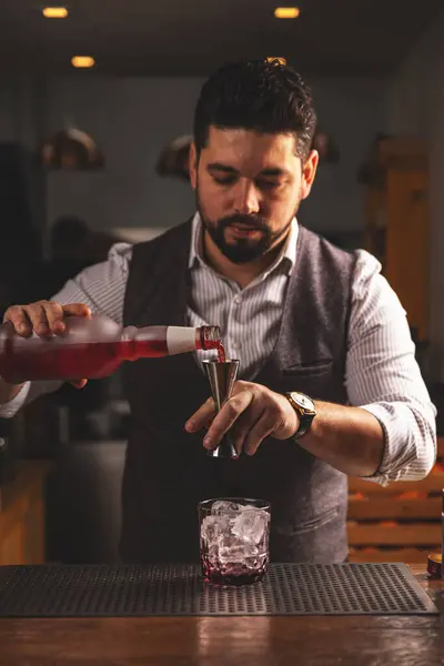 Barman Especialista Derrama Coquetel Carmesim Copo Sobre Gelo Mostrando Habilidades Imagem De Stock