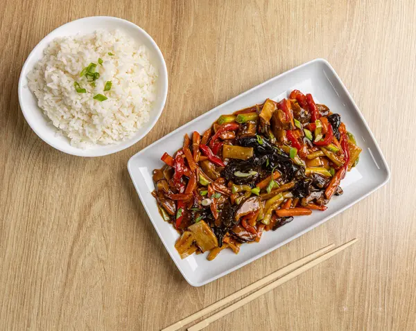 Savoureux Plat Asiatique Avec Des Légumes Colorés Servis Avec Riz Photos De Stock Libres De Droits