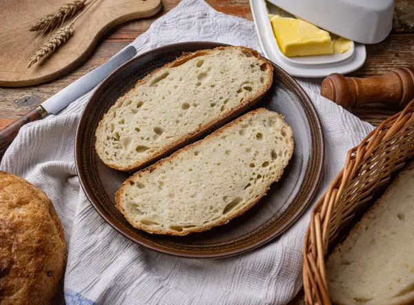 Scheiben Knuspriges Brot Auf Einem Teller Mit Butter Und Weizenähren Stockbild