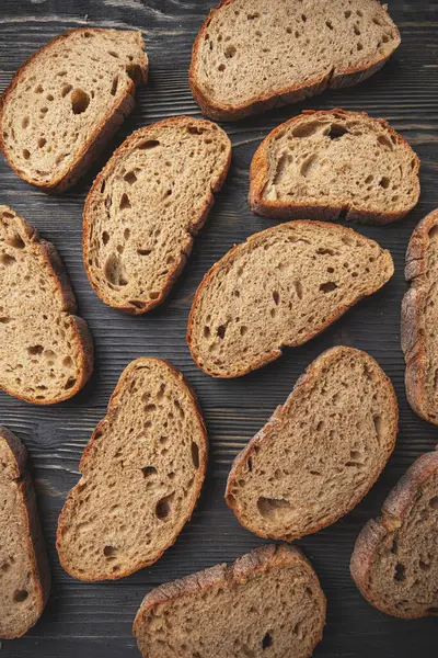 Draufsicht Auf Verschiedene Scheiben Frisch Gebackenen Handwerklichen Brotes Auf Rustikalem Stockbild