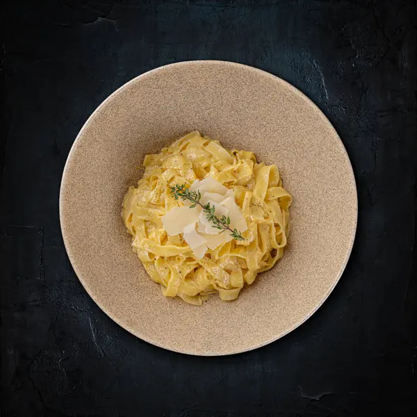 Parmesan Peyniri Kekik Ile Süslenmiş Nefis Fettucine Makarna Manzarası Stok Resim