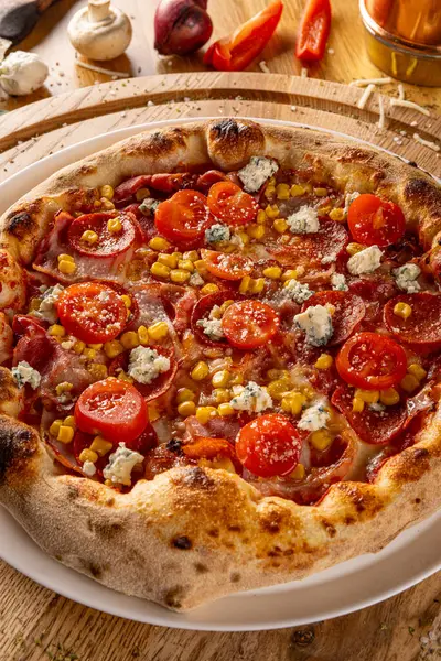 Lahodná Italská Pizza Šunkou Rajčaty Modrým Sýrem Kukuřicí Zblízka Stock Fotografie