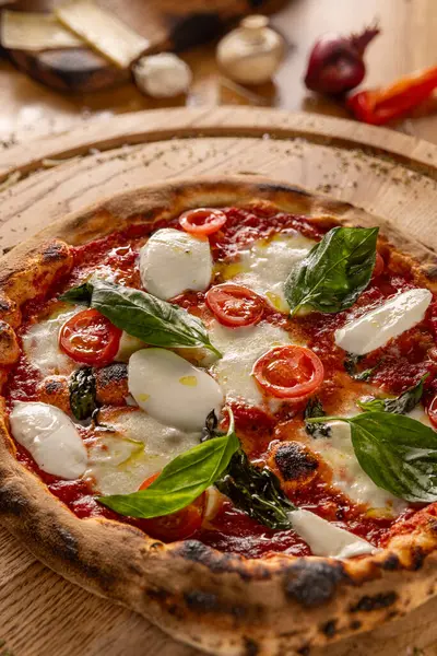 Pizza Margherita Cotta Legna Artigianale Tavolo Rustico Foto Stock Royalty Free