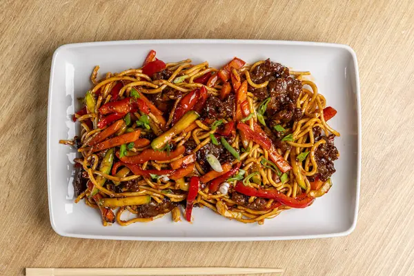 Smaklig Asiatisk Nötkött Röra Stek Med Färgglada Grönsaker Och Nudlar Stockfoto