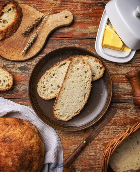 Frisch Gebackenes Brot Mit Butter Auf Rustikalem Küchentisch Draufsicht Stockbild