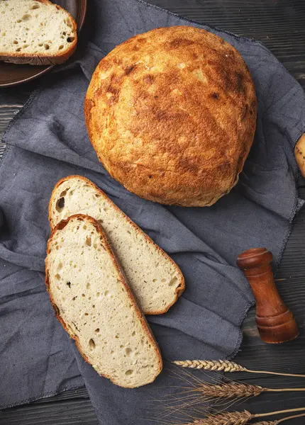 Свежеиспеченный Ремесленный Хлеб Ломтиками Колосьями Пшеницы Деревянном Фоне Стоковое Фото