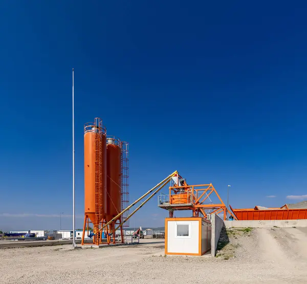 Siloları Taşıyıcıları Mavi Gökyüzü Olan Çimento Fabrikası Telifsiz Stok Fotoğraflar