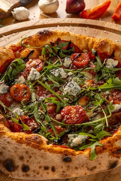 Gurmánská Pizza Modrým Sýrem Aragulou Zblízka Stock Snímky