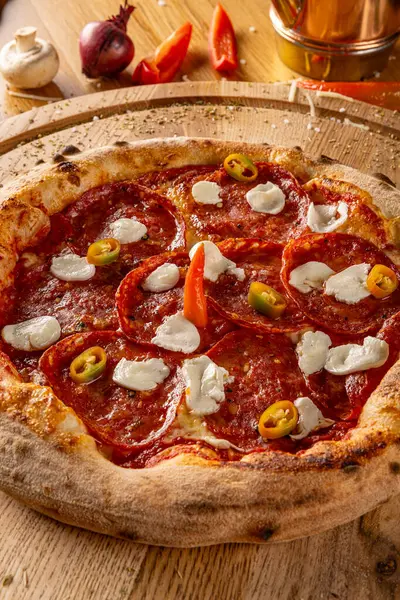Würzige Pfefferoni Pizza Mit Belag Auf Holztisch lizenzfreie Stockfotos