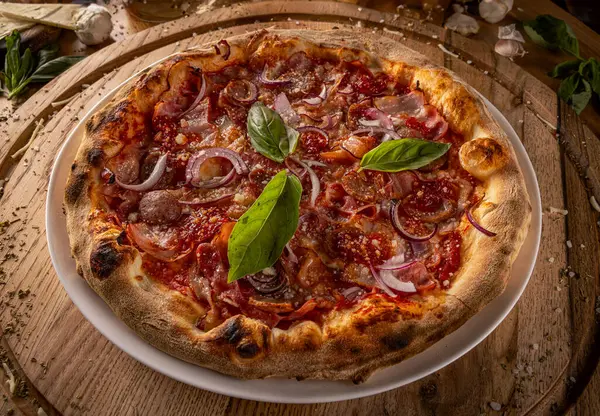 素朴な木のテーブルに新鮮なイタリアのペッパーニのピザ ストック写真