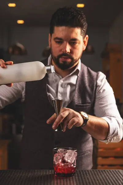 Skicklig Mixolog Som Tillverkar Sofistikerad Drink Elegant Barmiljö Stockbild