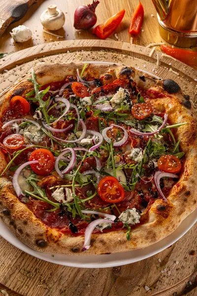 Gourmet Italiensk Pizza Træplade Nærbillede Stock-billede