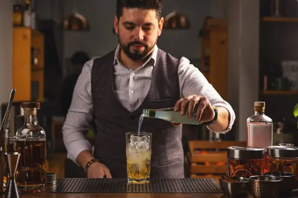 Geschoolde Mannelijke Barman Schenkt Zorgvuldig Een Gemengd Drankje Een Glas Rechtenvrije Stockafbeeldingen
