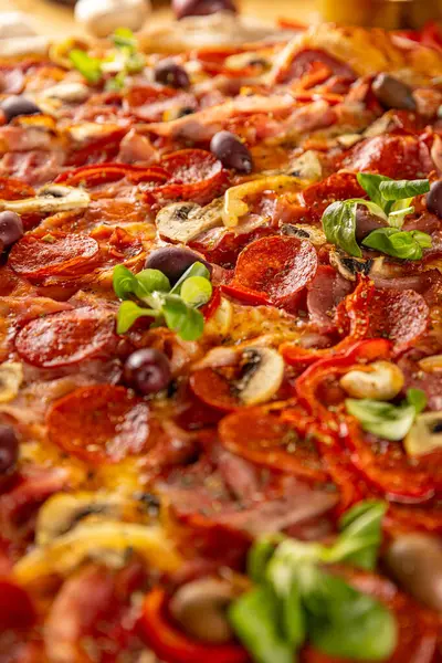 Finom Olasz Pizza Pepperónival Gombával Közelről Stock Fotó