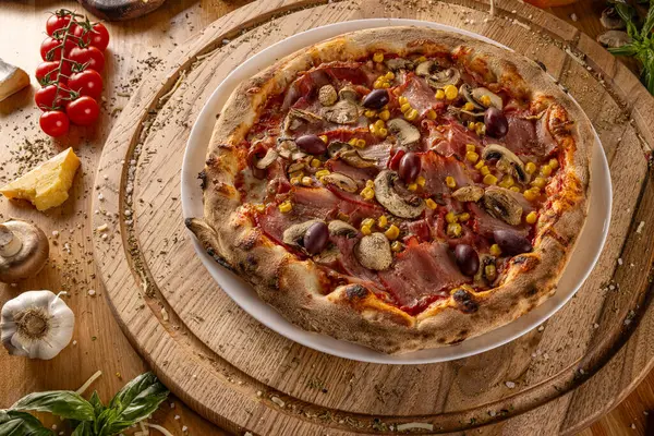 ハムとキノコで作られたカプリカサピザ イタリアのピザコンセプト ストック写真