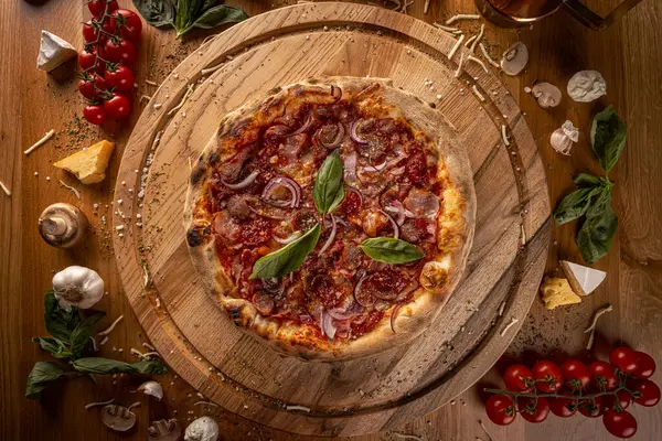 Frisch Gebackene Pfefferoni Pizza Auf Holz Hintergrund lizenzfreie Stockbilder