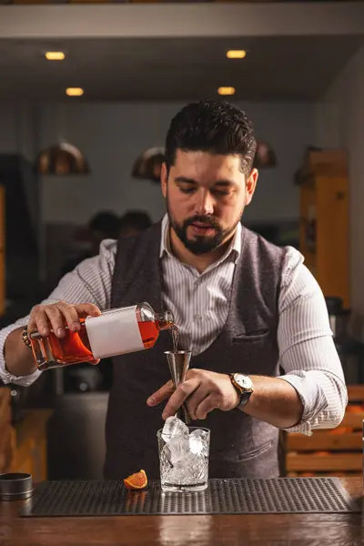 Cantinero Enfocado Vierte Bebida Vaso Con Hielo Mostrando Habilidades Mezcla Imágenes de stock libres de derechos