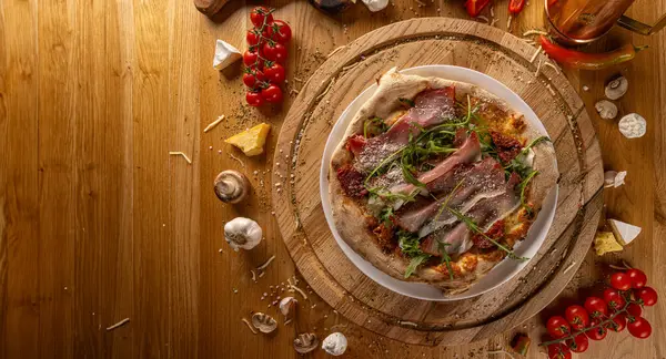 Rustykalna Włoska Pizza Rukolą Prosciutto Drewnianym Stole Obrazy Stockowe bez tantiem