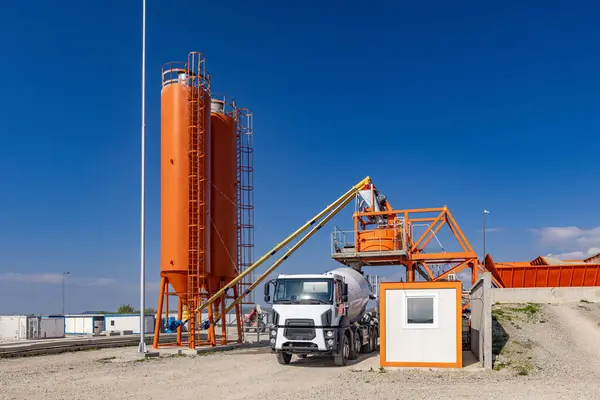 Levendige Oranje Industriële Cementfabriek Met Opslagsilo Omgeven Door Een Betonnen Rechtenvrije Stockafbeeldingen