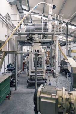 Çeşitli makine ve ekipmanlara sahip endüstriyel fabrika zemininin dikey görüntüsü