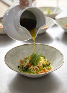 Bir kase karışık sebze salatasına el salatası döküyorum.