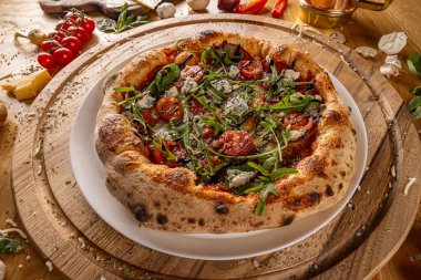 Ahşap tahtada küflü peynirli vejetaryen pizza.