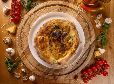 Kırsal masada taze ev yapımı İtalyan Focaccia 'sı