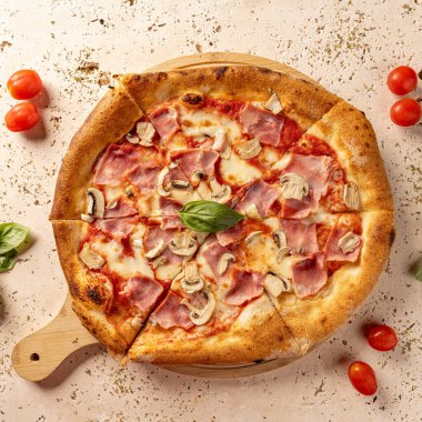 Eritilmiş mozarella, jambon ve mantarlı taze pişmiş pizza.