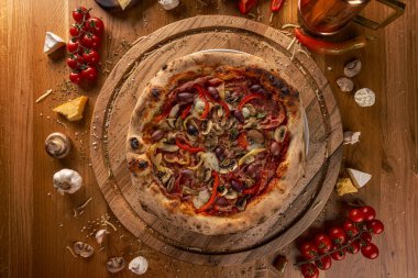 Pizza Quattro Stagioni dört mevsim geleneksel İtalyan yemeği, üst manzara.