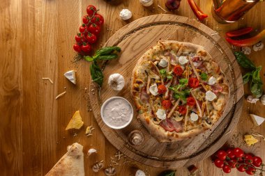 Ahşap yaban domuzu üzerinde ev yapımı pizzanın en üst görüntüsü.