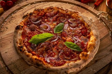 Peynirden, pastırmadan, sosisten ve acı biberden yapılmış ev yapımı pizza.