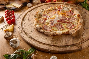 Pizza menüsü konsepti. Tahtada pizza carbonara 