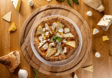 Gurme zanaatkar ahşap masada dört peynirli pizza