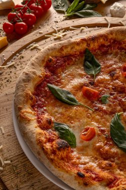 Tahtada baharatlı, domatesli ve peynirli Napoli pizzası.