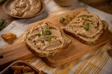 Yeşil soğan ve kızarmış ekmekle birlikte kırsal bir masaya yayılmış lezzetli ev yapımı üzümler.