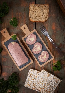 Tahta tahtalarda maydanozlu yumurtalı jambonlu börek. 